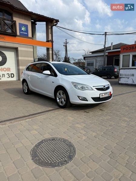 Універсал Opel Astra 2011 в Сваляві