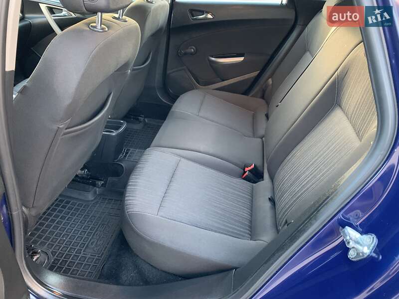 Универсал Opel Astra 2012 в Остроге