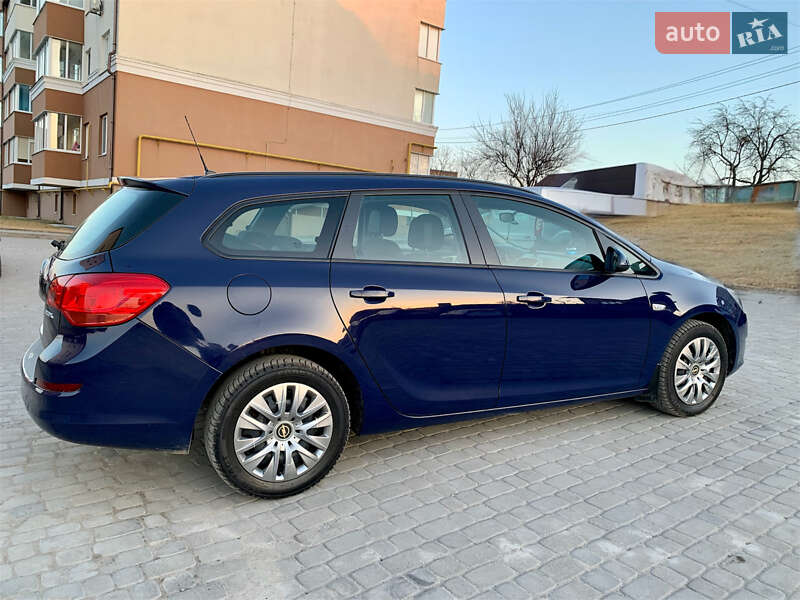 Универсал Opel Astra 2012 в Остроге
