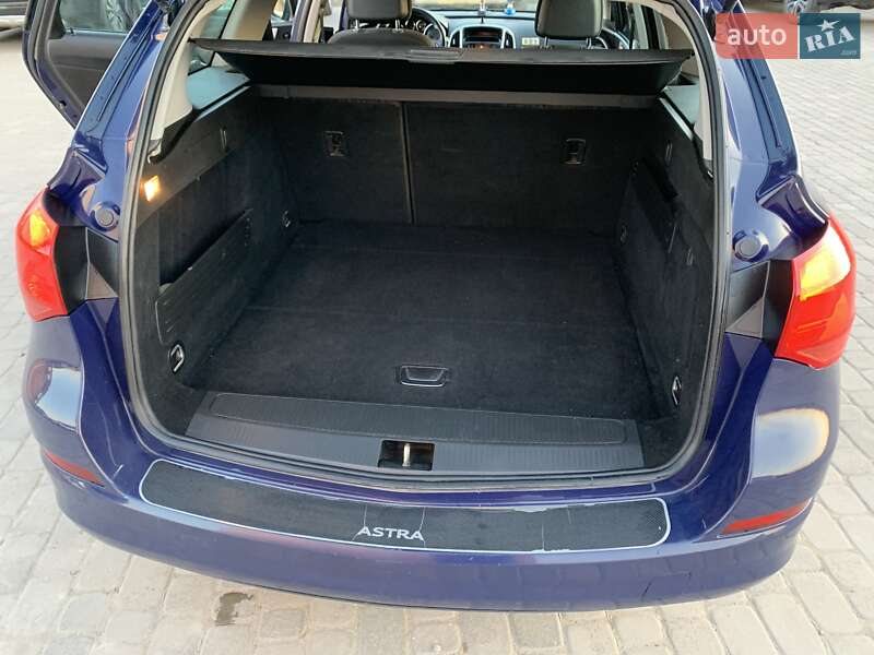 Универсал Opel Astra 2012 в Остроге