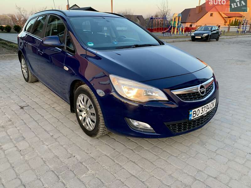 Универсал Opel Astra 2012 в Остроге