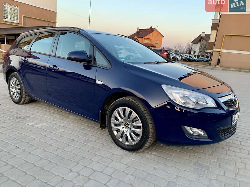 Универсал Opel Astra 2012 в Остроге