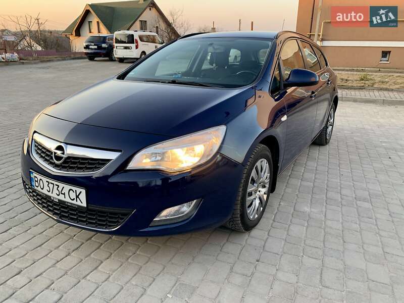 Универсал Opel Astra 2012 в Остроге