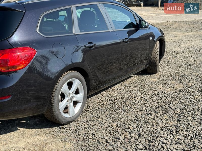 Универсал Opel Astra 2011 в Луцке