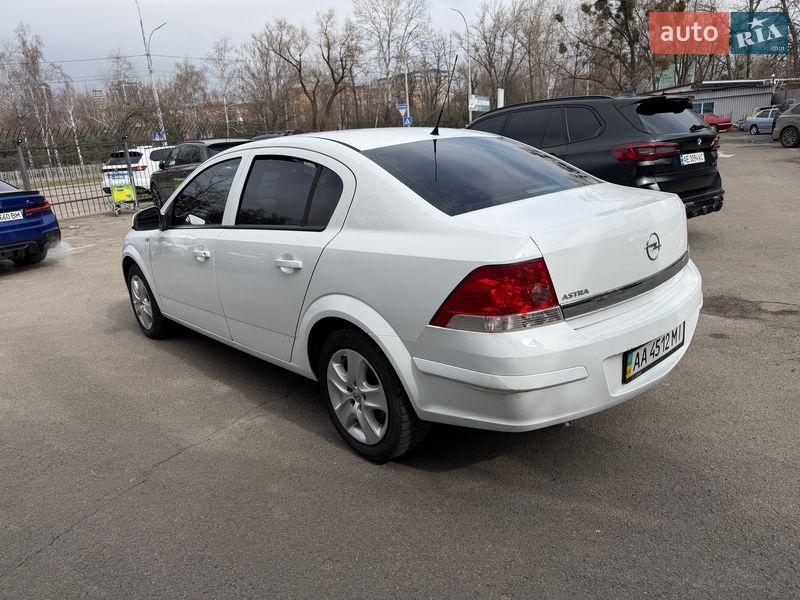 Седан Opel Astra 2012 в Киеве
