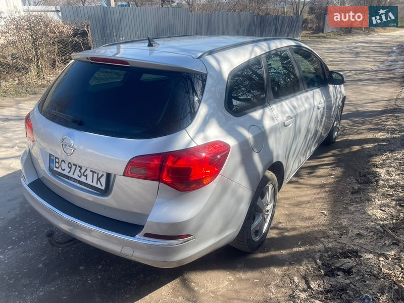 Универсал Opel Astra 2014 в Ровно