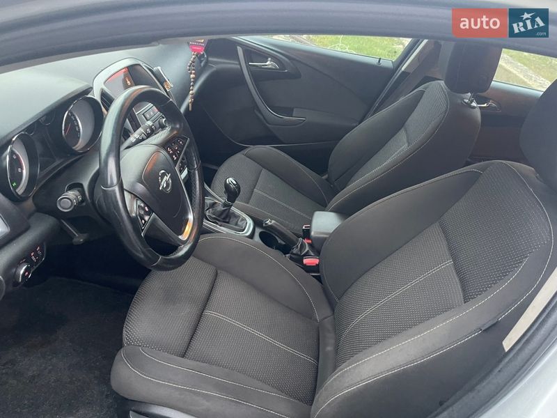Универсал Opel Astra 2014 в Ровно