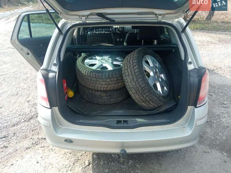 Универсал Opel Astra 2010 в Ромнах