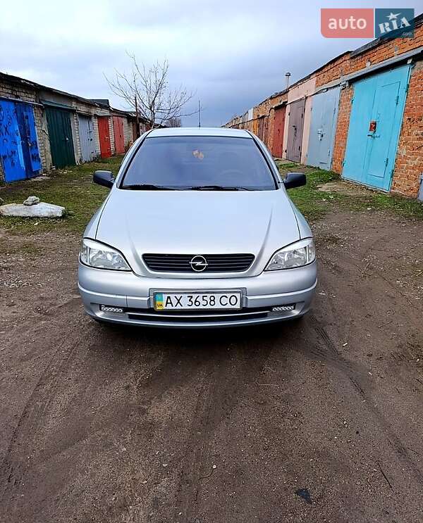 Седан Opel Astra 2006 в Лозовой