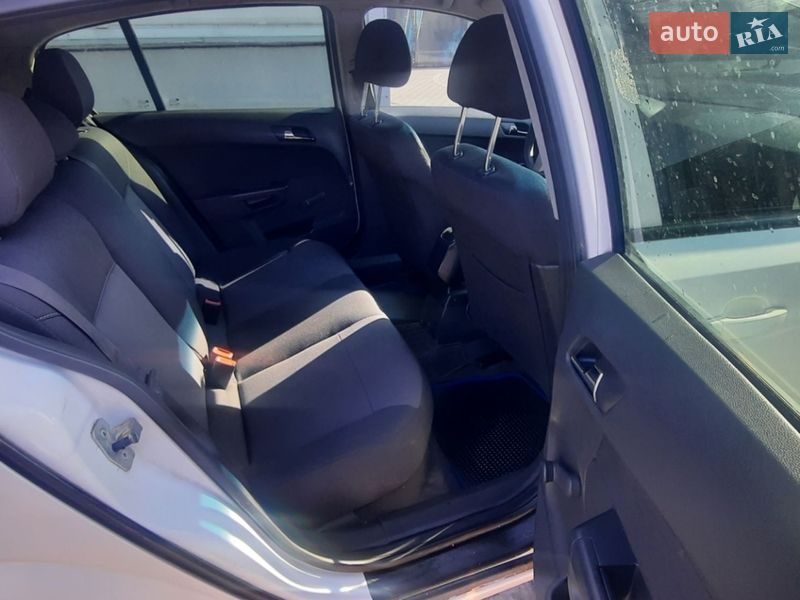 Хэтчбек Opel Astra 2012 в Житомире