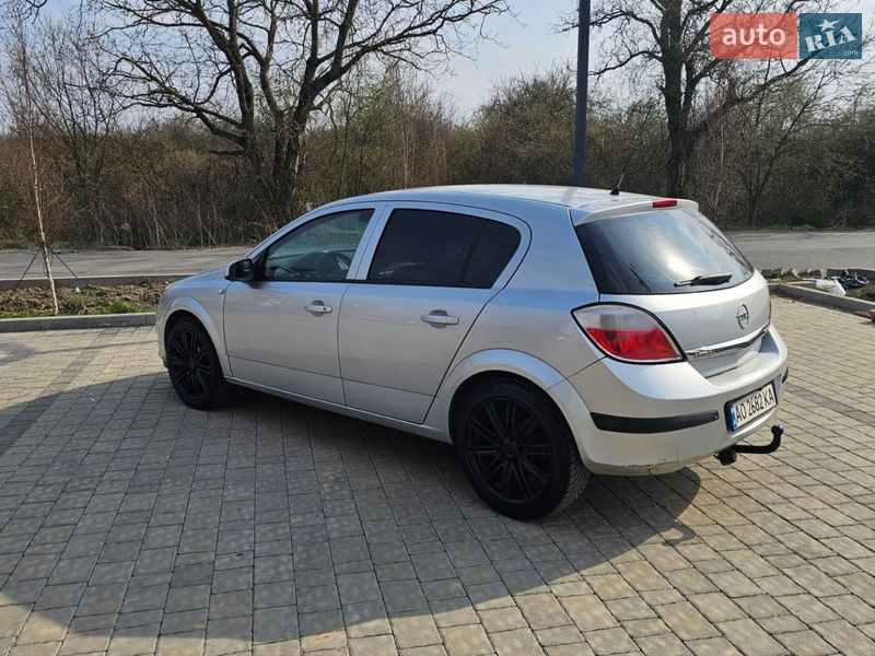 Хетчбек Opel Astra 2006 в Ужгороді