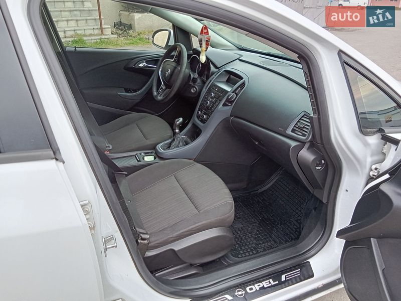 Универсал Opel Astra 2011 в Теофиполе