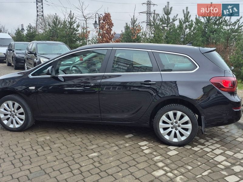 Універсал Opel Astra 2011 в Івано-Франківську
