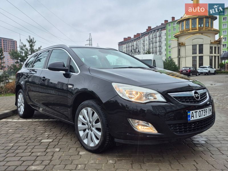 Універсал Opel Astra 2011 в Івано-Франківську