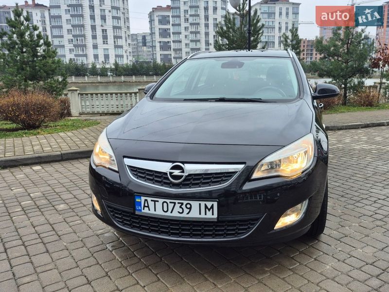 Універсал Opel Astra 2011 в Івано-Франківську