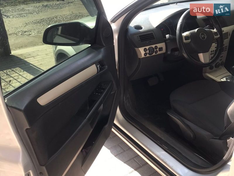 Хэтчбек Opel Astra 2008 в Староконстантинове