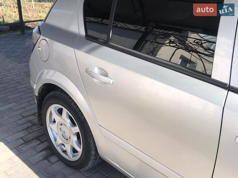 Хэтчбек Opel Astra 2008 в Староконстантинове