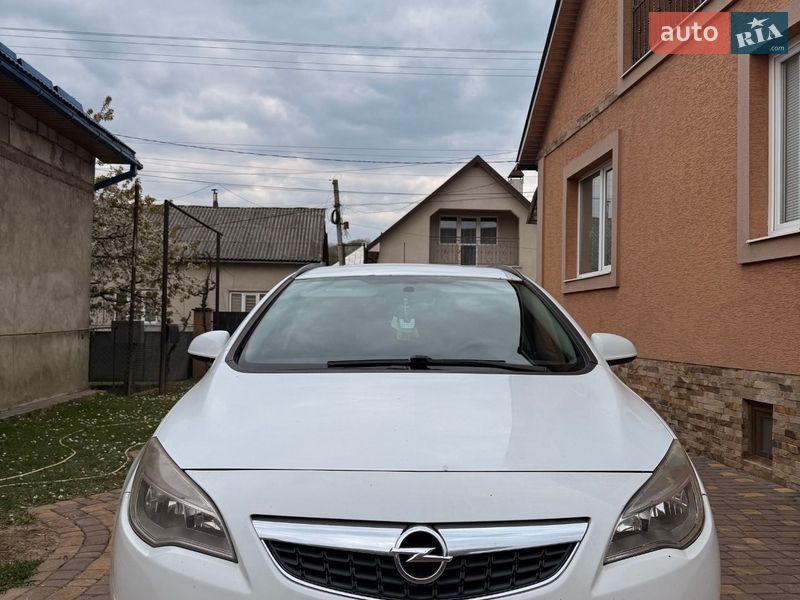 Універсал Opel Astra 2011 в Довгому