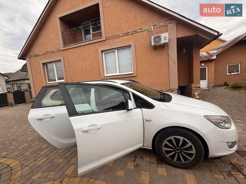 Універсал Opel Astra 2011 в Довгому