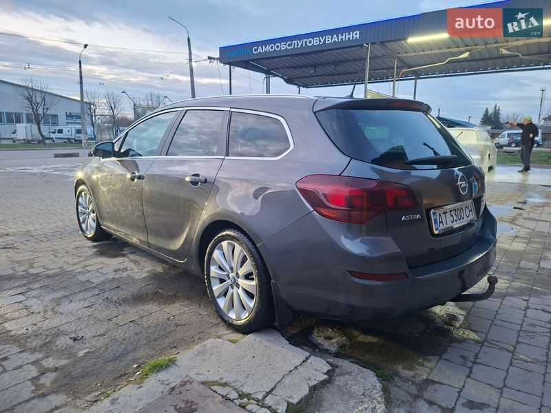 Універсал Opel Astra 2011 в Івано-Франківську