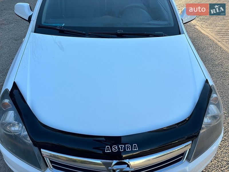 Універсал Opel Astra 2010 в Івано-Франківську