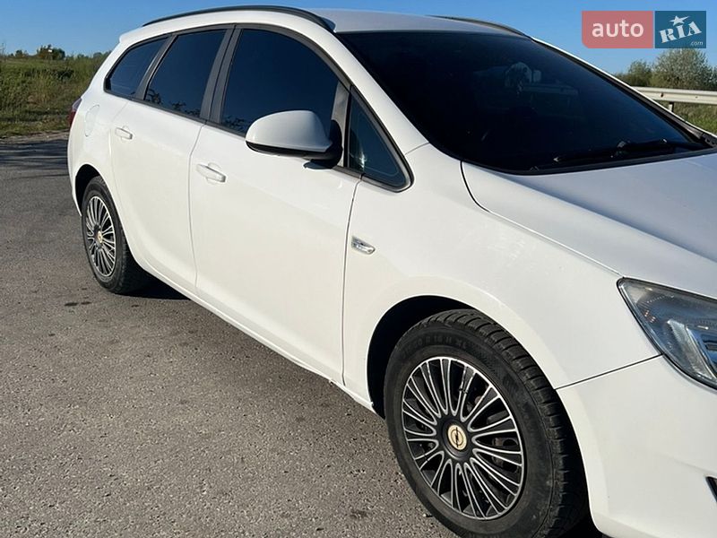 Универсал Opel Astra 2011 в Бориславе