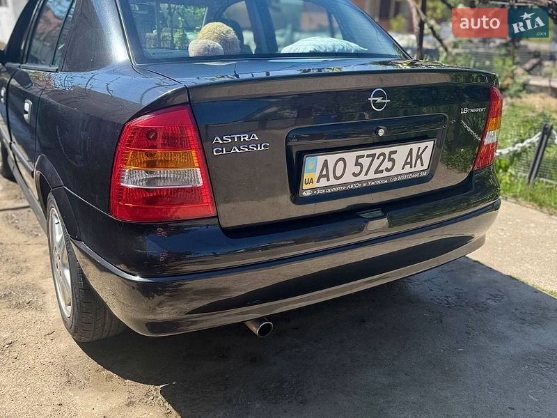 Седан Opel Astra 2007 в Среднем