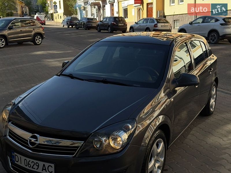 Хэтчбек Opel Astra 2012 в Дрогобыче