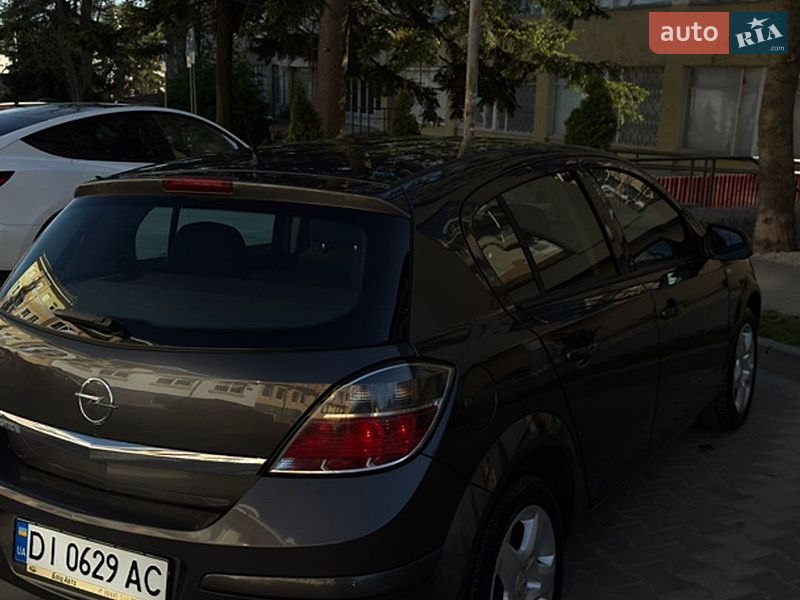 Хэтчбек Opel Astra 2012 в Дрогобыче