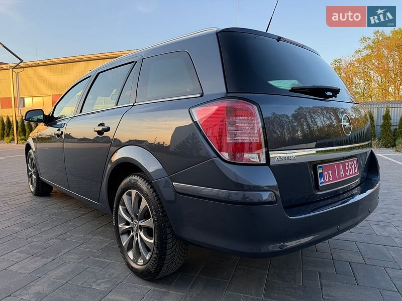 Универсал Opel Astra 2010 в Луцке