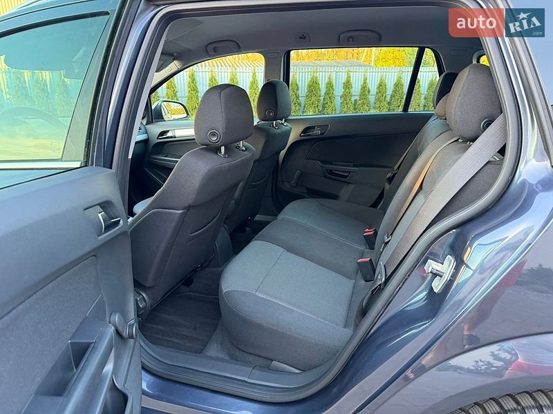 Универсал Opel Astra 2010 в Луцке