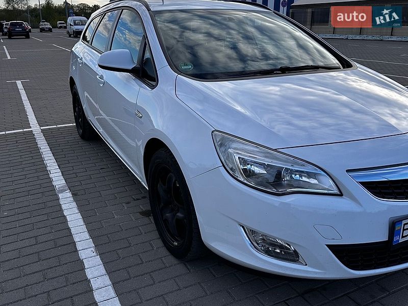 Универсал Opel Astra 2012 в Дрогобыче
