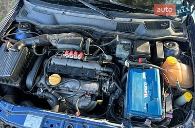 Седан Opel Astra 2004 в Лебедине