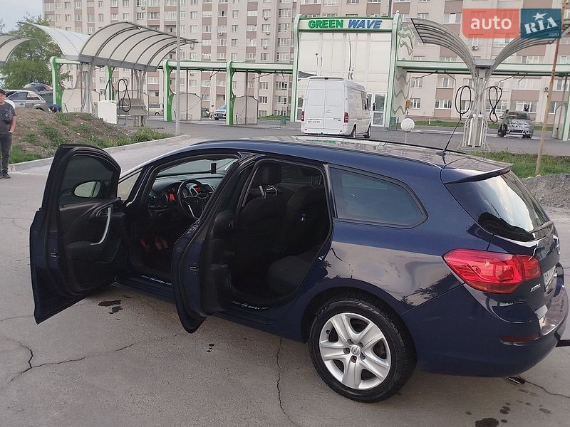 Универсал Opel Astra 2011 в Хмельницком