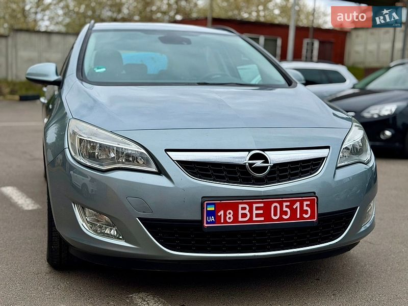 Универсал Opel Astra 2010 в Ровно