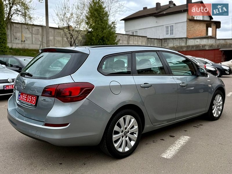 Универсал Opel Astra 2010 в Ровно
