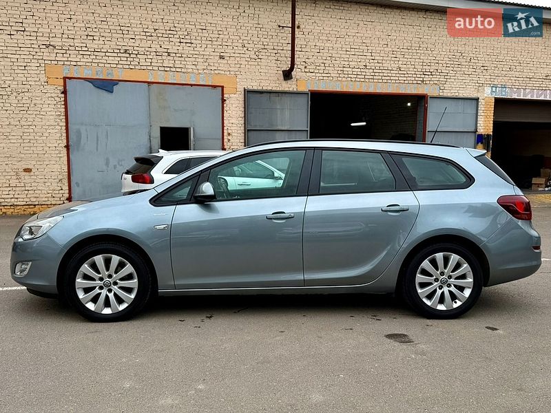 Универсал Opel Astra 2010 в Ровно