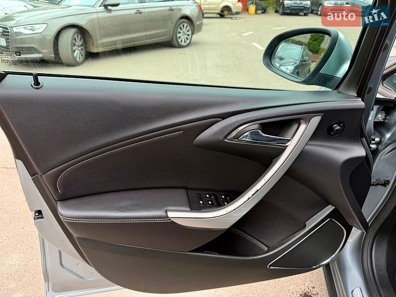 Универсал Opel Astra 2010 в Ровно