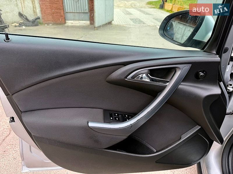Универсал Opel Astra 2012 в Ровно