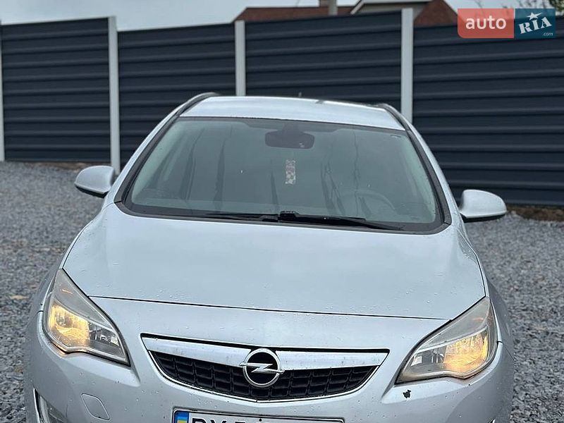 Универсал Opel Astra 2011 в Ровно
