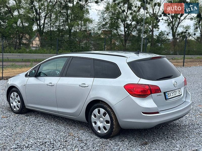 Универсал Opel Astra 2011 в Ровно
