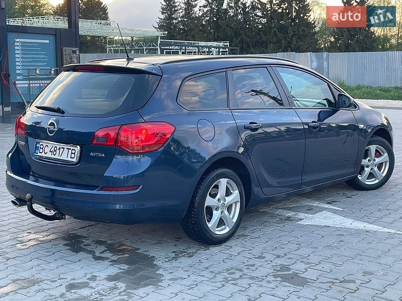 Универсал Opel Astra 2012 в Турке