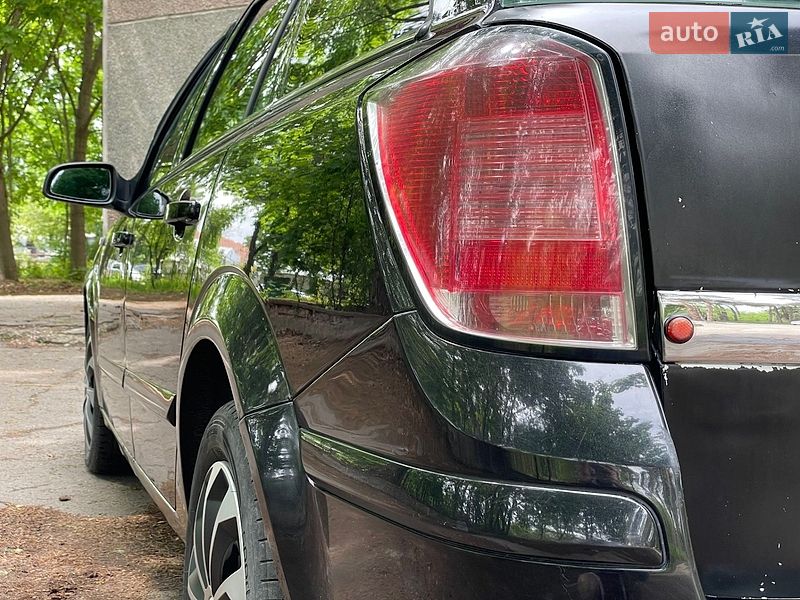 Универсал Opel Astra 2004 в Остроге