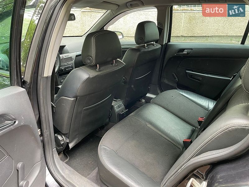 Универсал Opel Astra 2004 в Остроге