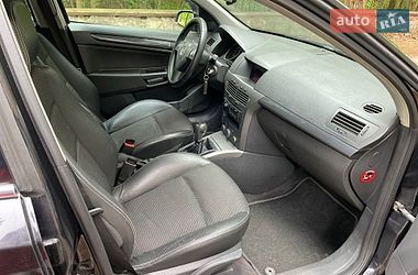 Универсал Opel Astra 2004 в Остроге