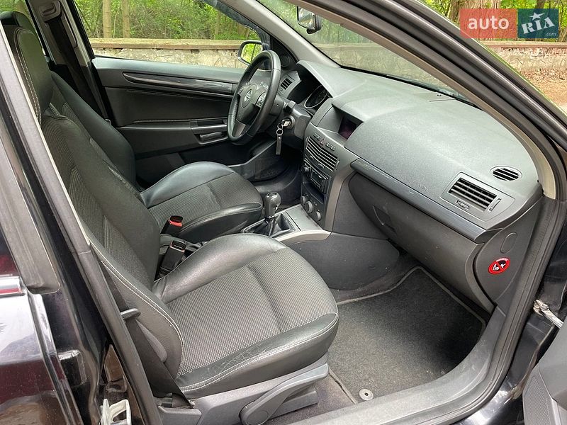 Универсал Opel Astra 2004 в Остроге