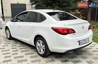 Седан Opel Astra 2017 в Ужгороді