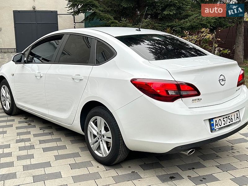 Седан Opel Astra 2017 в Ужгороді
