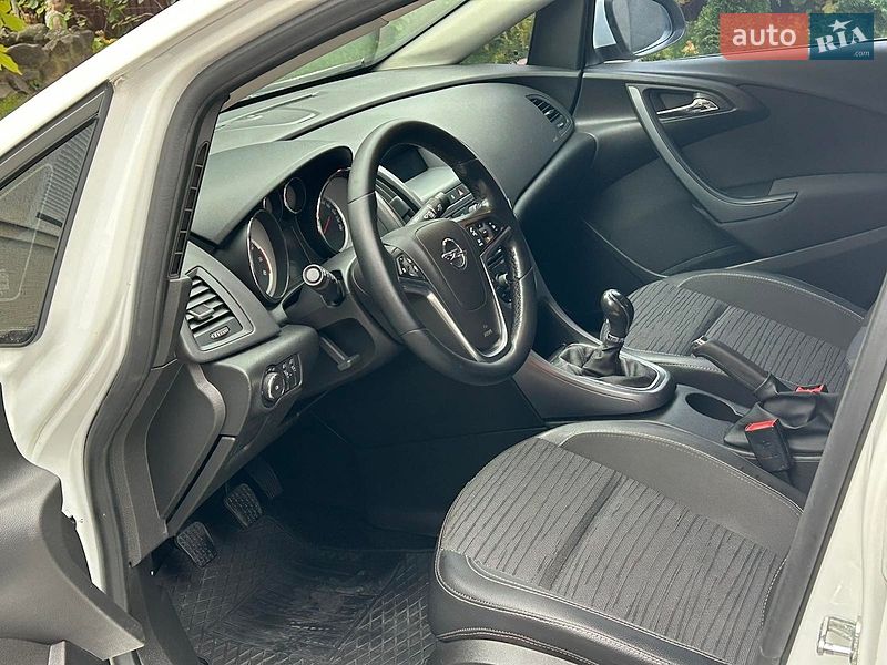 Седан Opel Astra 2017 в Ужгороді