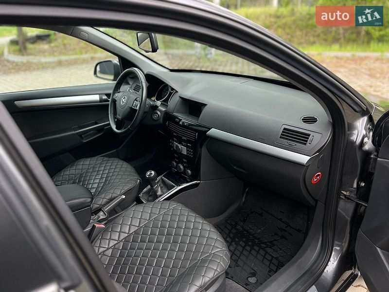 Универсал Opel Astra 2010 в Луцке